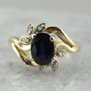 Anillo de mujer moderno con zafiro y diamantes con diseño sencillo y elegante 7E92PC-P