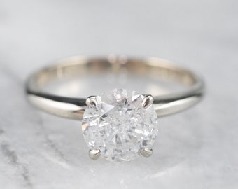 Anillo de compromiso solitario de diamante de 1,07 quilates en oro blanco de 14 quilates.