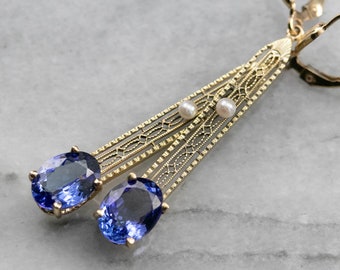 Nuestros exquisitos pendientes colgantes de filigrana de tanzanita y perlas.