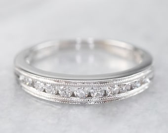 Vigselring i 14 karat vitt guld med diamanter, stapelring i kanalfatt