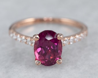 Anillo de oro rosa de 14 quilates con zafiro de Ceylán y detalles de diamantes.