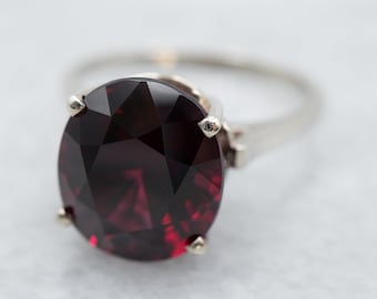 Anillo solitario ovalado de granate, oro blanco de 14 quilates, piedra natal de enero