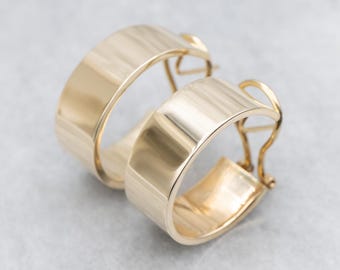 Pendientes de aro con cinta de oro amarillo de 14 quilates, cierres Omega ligeros.