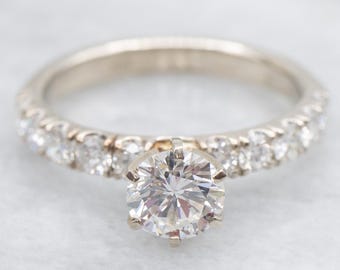 Anillo de compromiso de oro blanco de 14 quilates con diamante de talla brillante redonda.