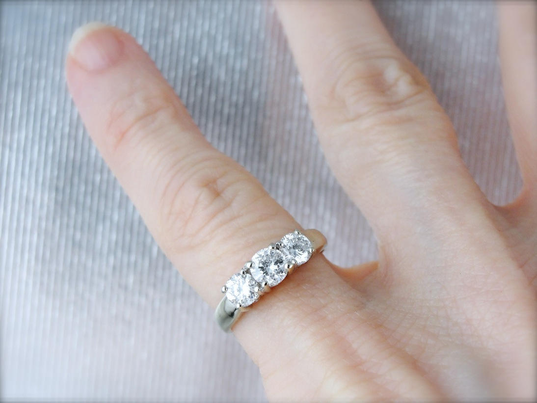 Pasado presente futuro anillo de compromiso con tres diamantes anillo de diamantes en oro blanco con engaste en forma de corazon XF55W7 N