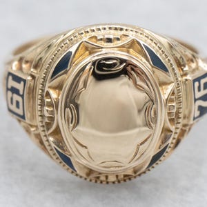 Vintage Blue Enamel &quot;1976&quot; Gold Class Signet Ring, Unisex Signet Ring, Class of 1976, Graduation Gift, Estate Jewelry A71025
