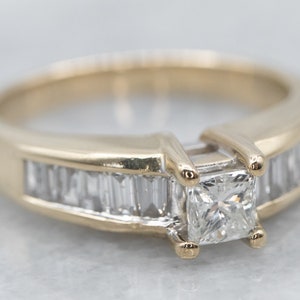 Anello di fidanzamento in oro giallo 14 carati con diamante taglio principessa