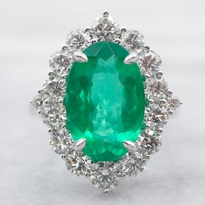 White Gold Oval Cut Emerald Ring with Diamond Halo, White Gold Emerald and Diamond Ring, Emerald and Diamond Halo Ring, Halo Ring A33234