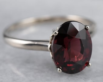 Anillo ovalado de oro blanco de 14 quilates con granate, piedra natal de enero
