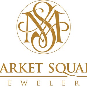 Puede incluir: Logotipo dorado para Market Square Jewelers. El logotipo presenta letras entrelazadas dentro de un círculo sobre las palabras "Market Square" y "Jewelers" en una fuente serif, todo en dorado sobre un fondo blanco.