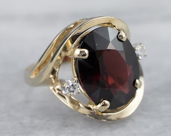 Anillo de oro amarillo de 14 quilates con granate y detalles de diamantes