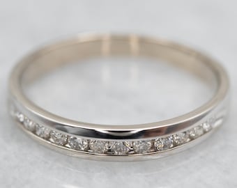 Vigselring i 14 karat vitguld med kanalfattade diamanter, storlek 8.25