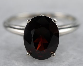 Anillo solitario ovalado de granate en oro blanco de 14 quilates, piedra natal de enero