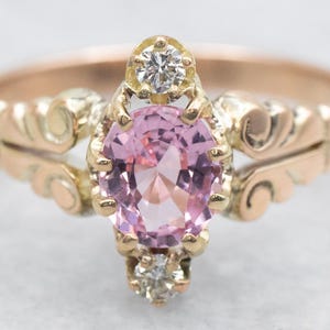 Anello vittoriano con spinello rosa e diamanti, anello antico con spinello, anello anniversario, anello con spinello in oro giallo, anello con tre pietre, anello con spinello A51703