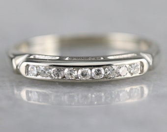 Vigselring i 14 karat vitt guld med diamanter, stapelring i kanalfatt