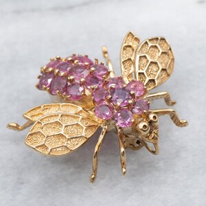 Ruby Cluster geelgouden honingraatspeld of hommelhanger