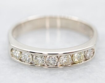 Diamantring i 14 karat vitt guld, kanalfat, bröllopsdag