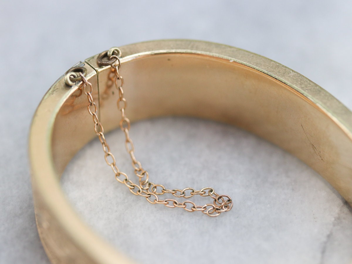 ヴィンテージ ゴールドフィルド バングルブレスレット、花の彫刻入り 