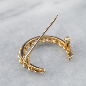 Puede incluir: Un broche de media luna de oro con un dise&ntilde;o de eslab&oacute;n de cadena. El broche tiene un cierre de pin y cierre.