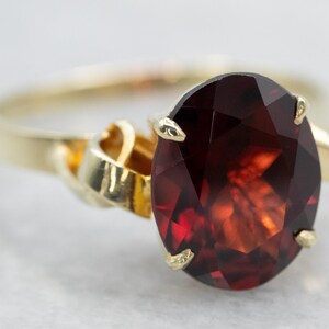 Anello solitario in oro giallo 14 carati con granato ovale, misura 6,75