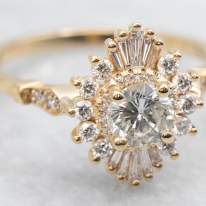 Anello da cocktail con diamanti in oro, anello con diamanti, anello con diamanti a grappolo, anello con diamanti a grappolo, anello con alone di diamanti, anello da cocktail con diamanti, anello A55068