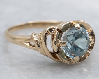 Anillo solitario de circonita azul engastado en oro con diseño vintage.