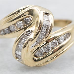 Anillo de diamantes con forma de remolino, anillo de diamantes, anillo de diamantes con forma de remolino, anillo de diamantes con forma de remolino, anillo de diamantes de oro, anillo de diamantes con forma de remolino, anillo llamativo A42687