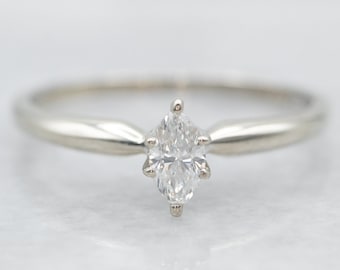 Anillo de compromiso solitario con diamante marquesa en oro blanco de 10 quilates