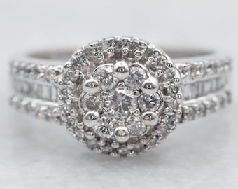 Anillo de aniversario con halo de diamantes y oro blanco de 14 quilates