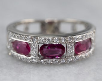 Anillo de aniversario con rubí y diamantes en oro blanco de 14 quilates