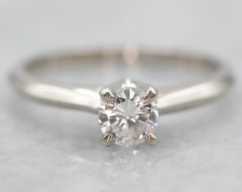 Anillo de compromiso solitario de oro blanco de 14 quilates con diamante