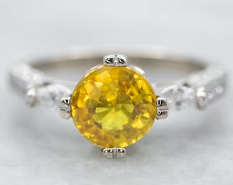 Anel de Noivado em Ouro Branco 14k com Safira Amarela e Diamantes