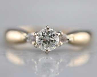 Anillo de compromiso vintage de tres diamantes, con banda de oro mixto de 14 quilates.