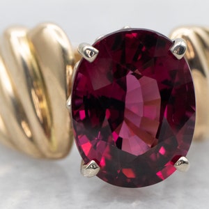 Anello in oro giallo 14 carati con granato rodolite ovale, spalle intrecciate