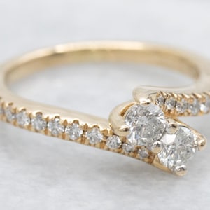 Anillo moderno de oro con diamante bypass, anillo de compromiso con diamantes, anillo con doble diamante, anillo de aniversario, diamante de oro blanco, piedra de nacimiento de abril A64028