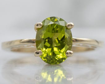 Anillo solitario de peridoto en oro amarillo