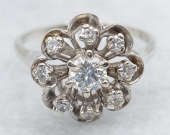 Anillo vintage de oro blanco de 14 quilates con diamantes engastados en racimo, diseño de flor.