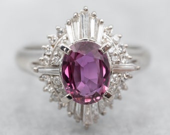 Anillo de compromiso moderno con halo de diamantes y zafiro rosa en platino