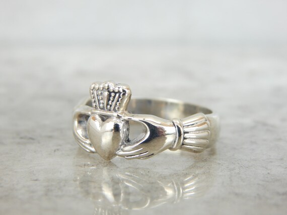 Anello claddagh hotsell oro bianco