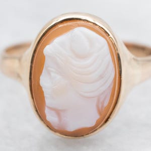 Ovaal geslepen camee solitaire ring, camee ring, ovaal geslepen camee, shell camee ring, camee solitaire ring, gouden camee ring, camee, ring A58277