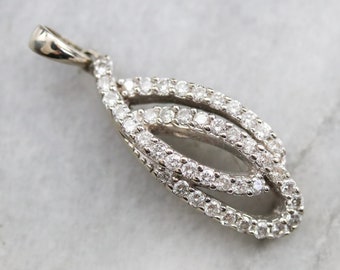 Collar con colgante de cinta de oro blanco de 14 quilates con diamante, 0,69 quilates