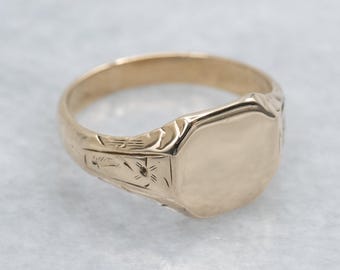 Anillo de sello hexagonal de oro antiguo con motivos florales.