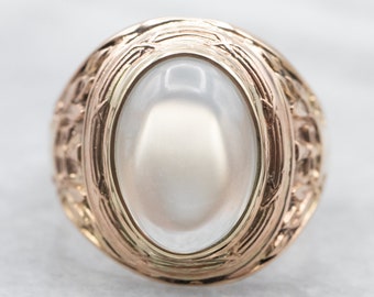 Anello in oro giallo 10 carati con pietra di luna e spalle decorate.