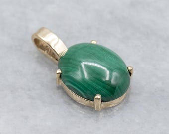 Colgante sencillo de cabujón de oro amarillo con malaquita