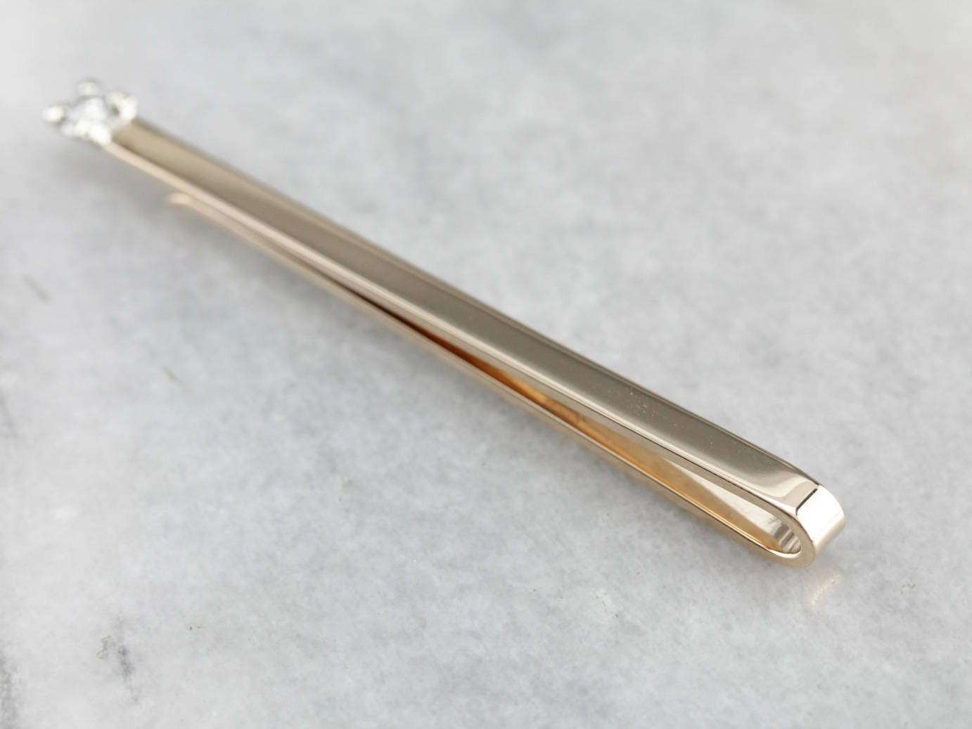 ヴィンテージ ゴールドとダイヤモンドのネクタイピン、スーツ