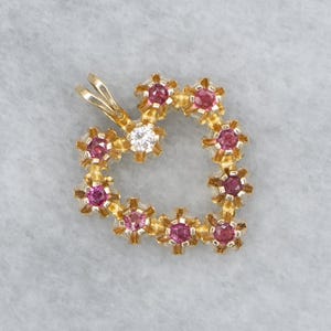 Colgante de corazón de oro de 14 quilates con rubíes y diamantes