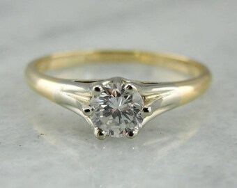 Anillo de compromiso solitario vintage de dos tonos con diamante y engaste de seis puntas.