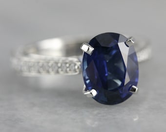 プラチナ製の豪華なサファイアとダイヤモンドの婚約指輪
