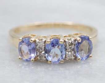 Anillo de oro amarillo de 14 quilates con tanzanita y diamantes