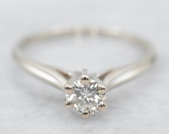 Anillo de compromiso solitario de oro blanco de 14 quilates con diamante